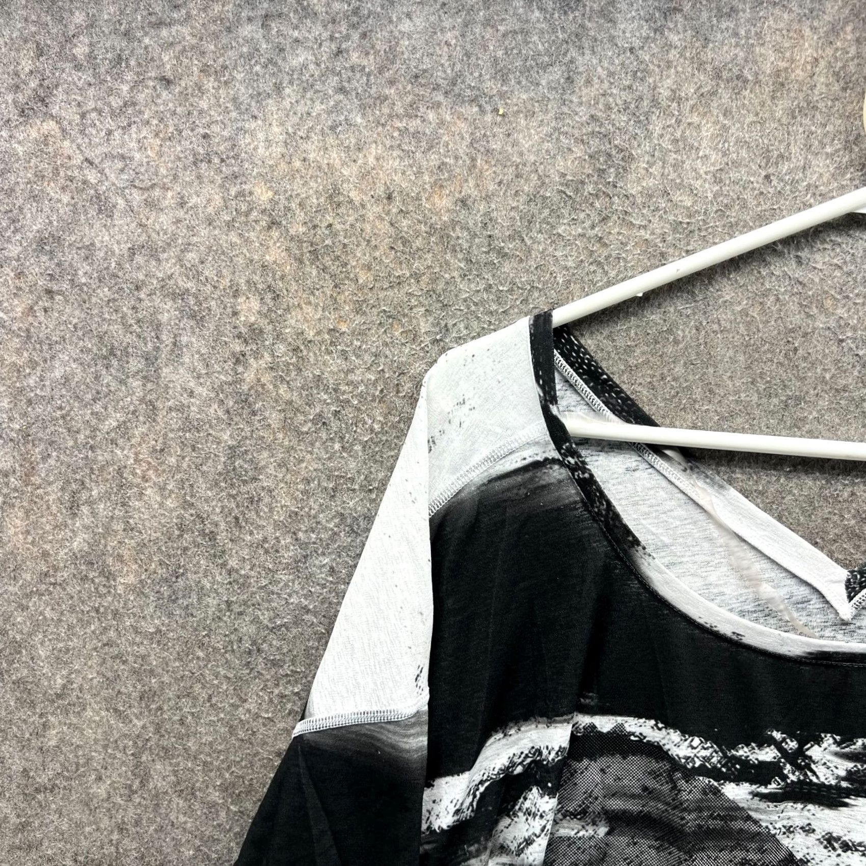 Puma PUMA Shirt Womens Medium Gray Black Graphic V Neck Short Sleeve Abstract Camo Size M / US 6-8 / IT 42-44 - 6 Thumbnail