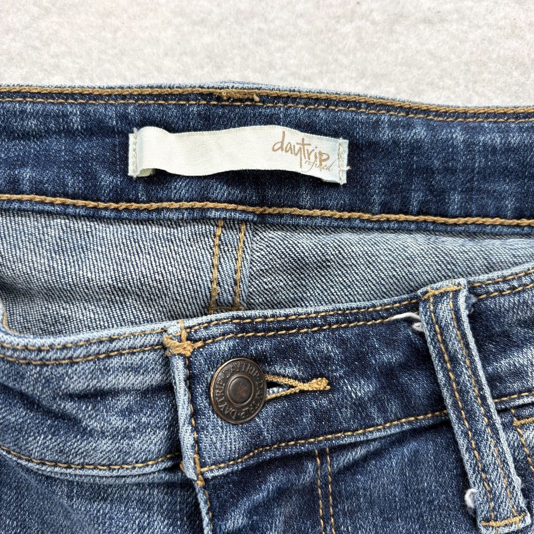 Vintage Daytrip Lynx Jeans Womens 30 Blue Medium Distressed Raw Hem Skinny 5-Pocket Denim Cotton Spandex Zip Pocket Women Rise Mid N/A 1990s Boys? Size 30" / US 8 / IT 44 - 4 Thumbnail