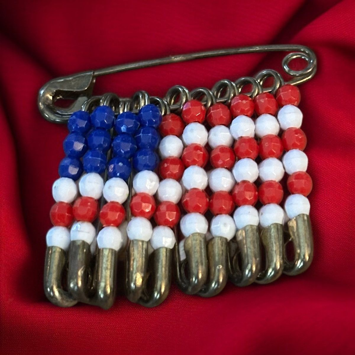 Vintage Vintage handmade beaded American flag safety pin brooch Size ONE SIZE - 1 Thumbnail