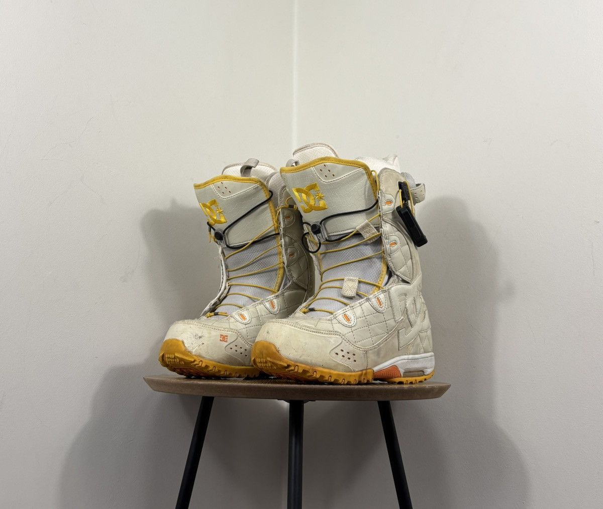 DC DC Nib Graphix Turtle Dove Women’s Snowboard Boots Size US 7 / IT 37 - 10 Thumbnail