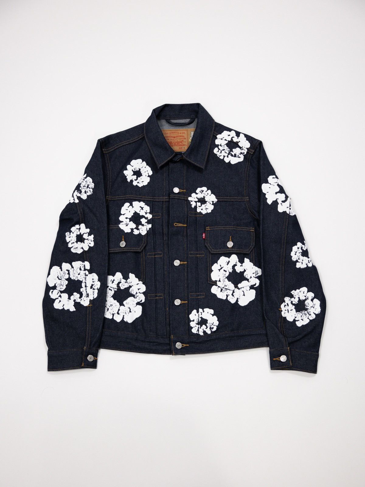 Image of Denim Tears Levi’S Cotton Wreath Raw Denim Jacket in Indigo, Men's (Size Small)