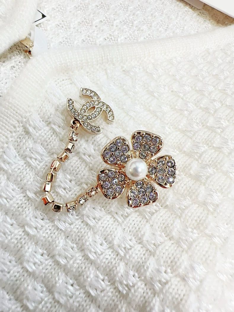 Chanel Chanel 25P white brooch button knitted cardigan cloak coat Size XXS / US 00 / IT 34 - 4 Thumbnail