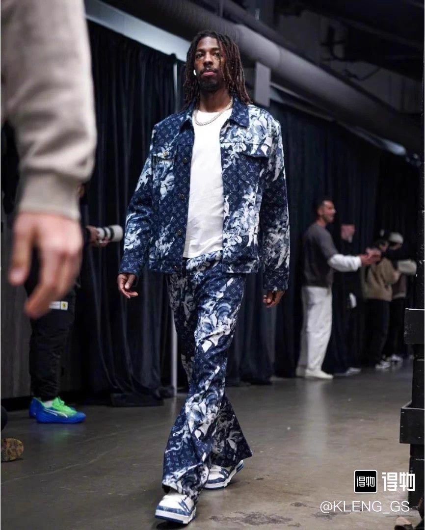 Louis Vuitton Louis Vuitton tie-dye all over print denim jacket Size US S / EU 44-46 / 1 - 7 Thumbnail