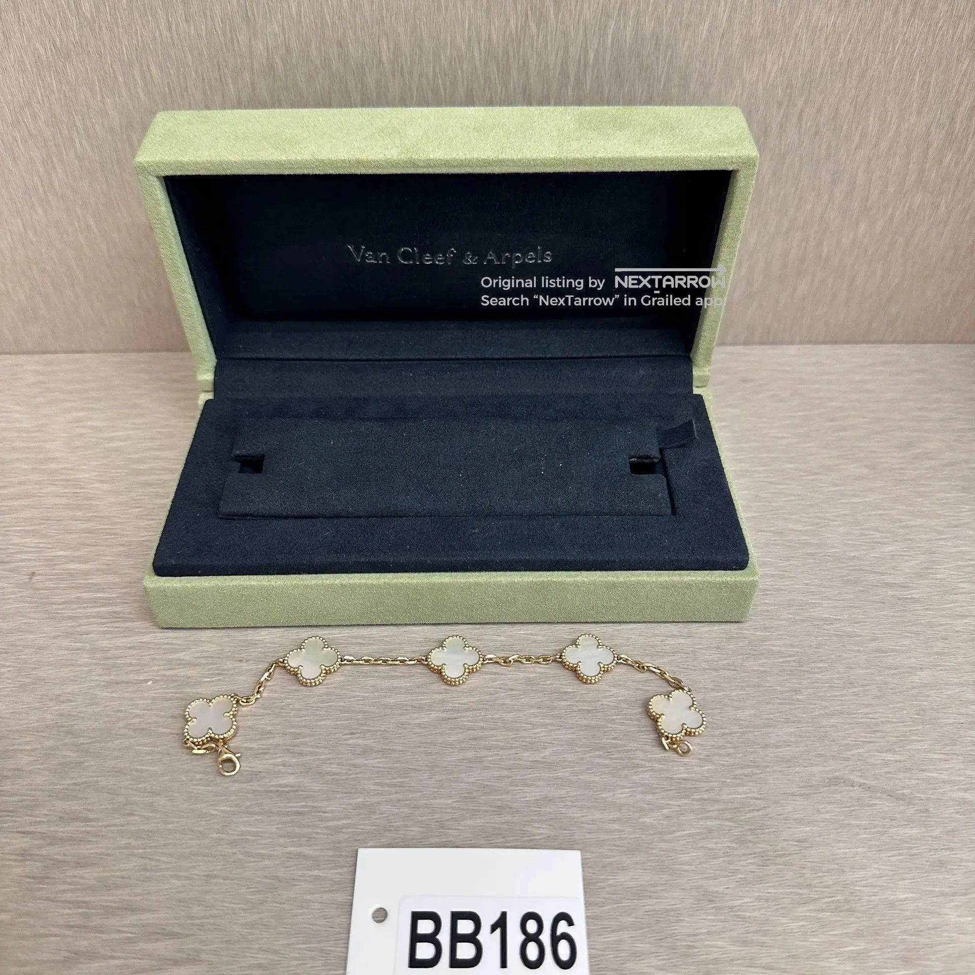 Van Cleef & Arpels Five-Link Mop Bracelet 18k in White, Women's — image 4 of 6