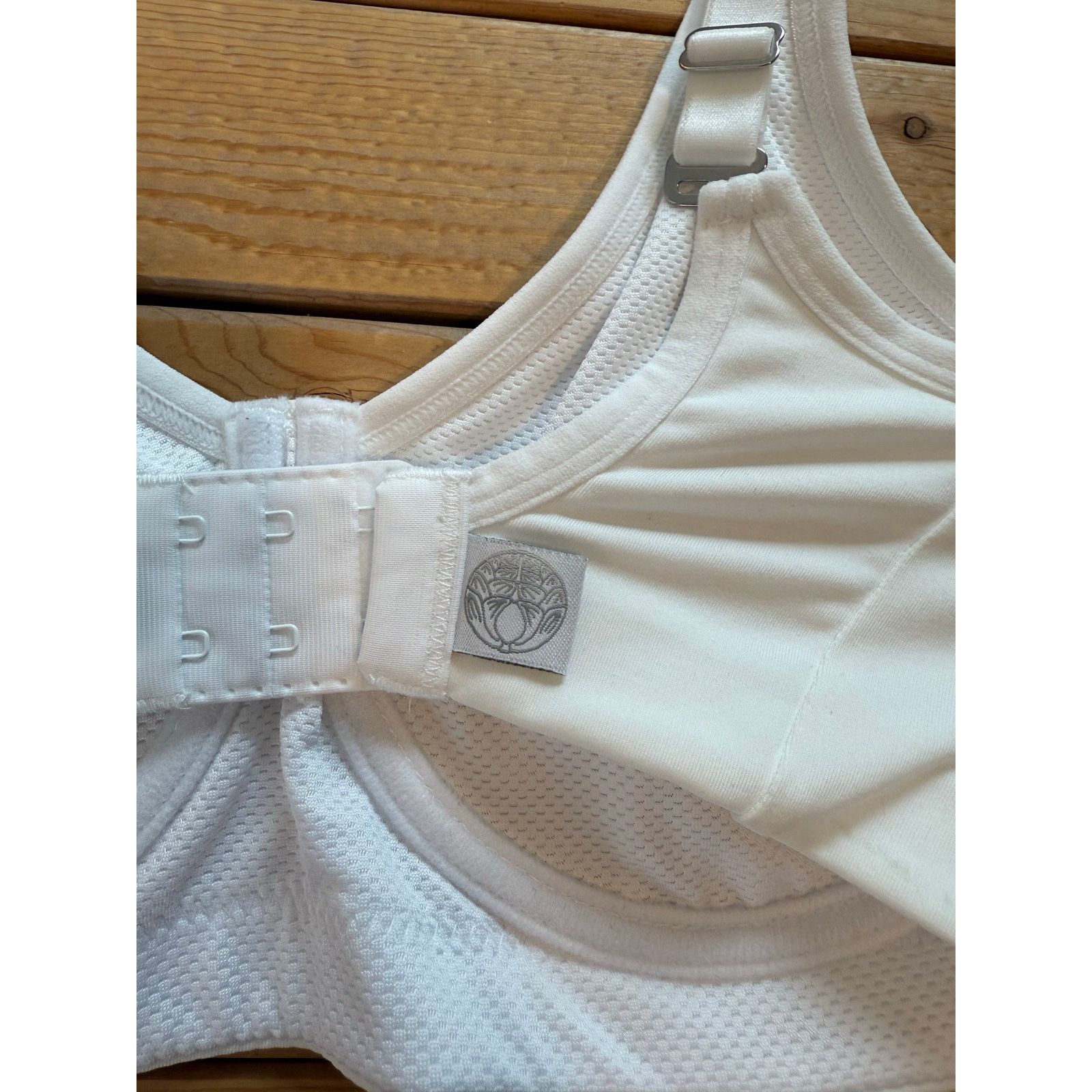 Victoria's Secret NWOT Lot of (2) Bras, Natori 32DD Victoria Secret 32DDD Size ONE SIZE - 4 Thumbnail
