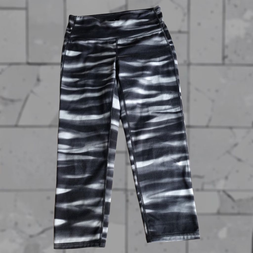 Athleta Athleta Chaturanga Capri Leggings Small Black White Striped High Rise H2O Size 28" / US 6 / IT 42 - 1 Thumbnail