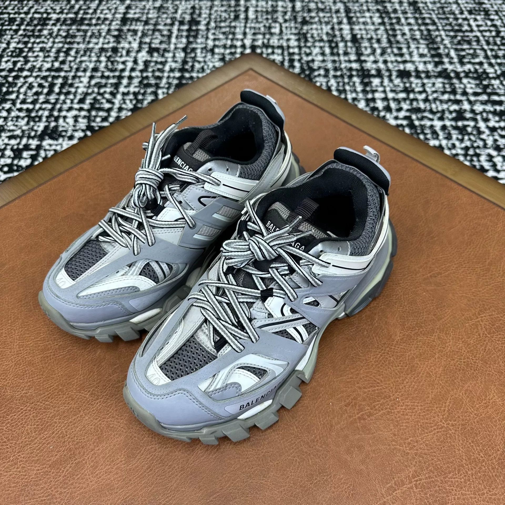Balenciaga Balenciaga Lowtop Sneakers 7 Men Size US 7 / EU 40 - 1 Thumbnail