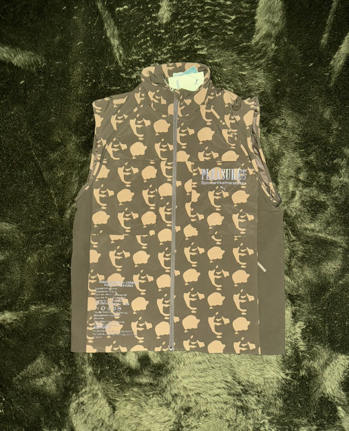 Pleasures × Puma [M] Pleasures x Puma 2-in-1 Camo Jacket Size US M / EU 48-50 / 2 - 6 Thumbnail