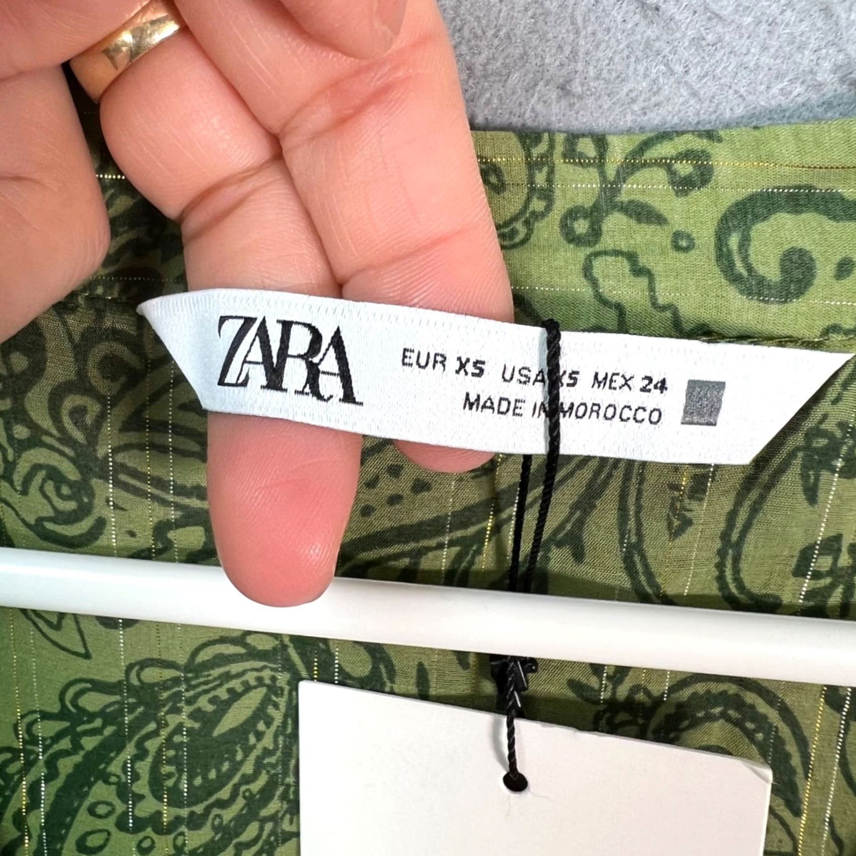 Zara Zara Womens XS Green Paisley Print Blouse Button Front Long Sleeve Lightweight V-Neck Shirt Womens XS Green Paisley Blouse Zara Size XS / US 0-2 / IT 36-38 - 3 Thumbnail