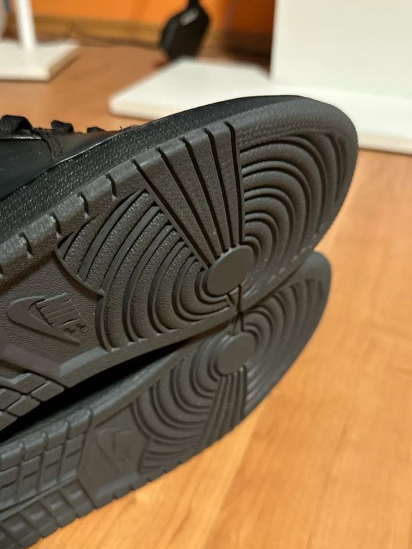 Jordan Brand Nike Air Jordan 1 Mid triple black Size US 8 / EU 41 - 10 Thumbnail