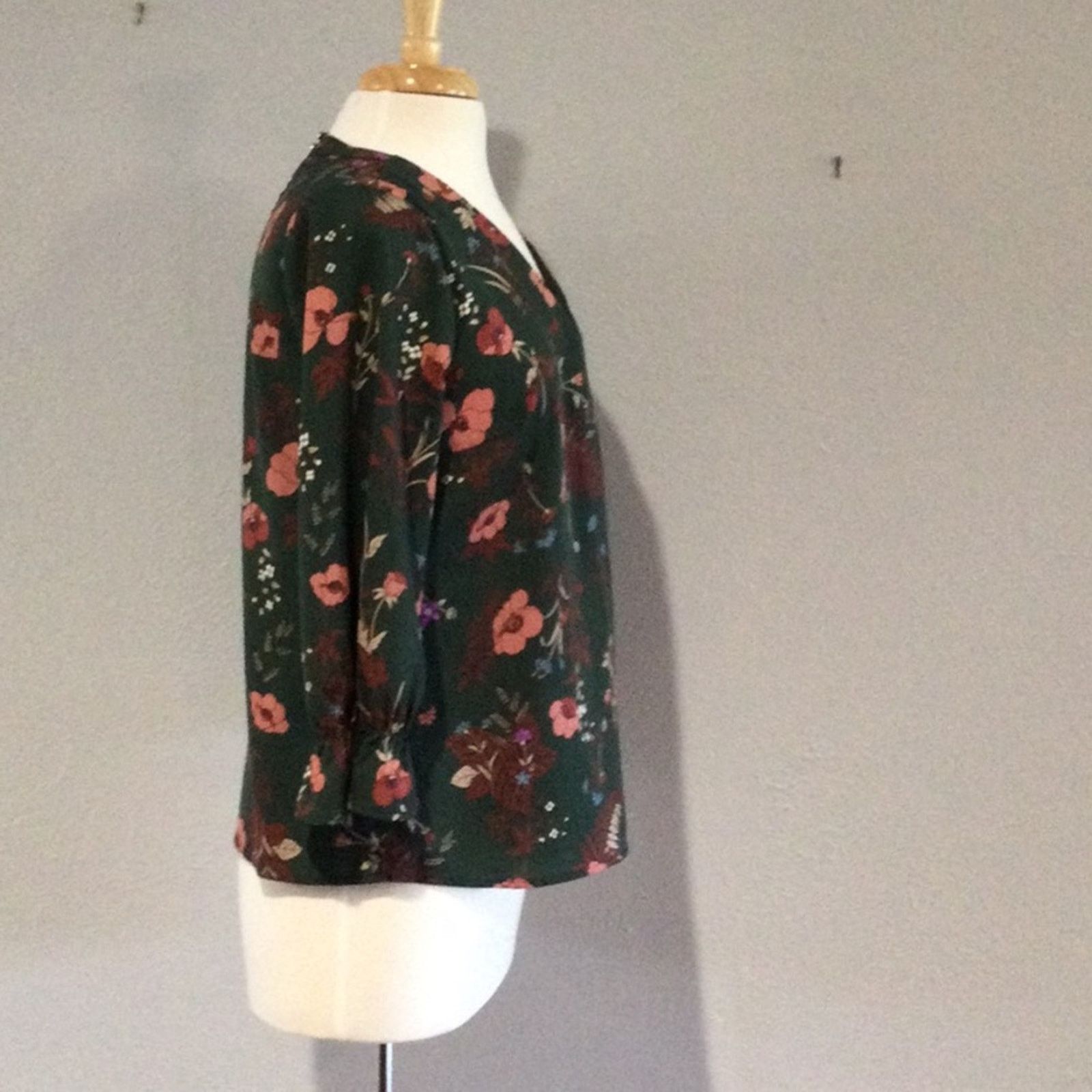 Other Skies Are Blue Floral V-Neck Keyhole Back Peplum Sleeve Sm Size S / US 4 / IT 40 - 4 Thumbnail