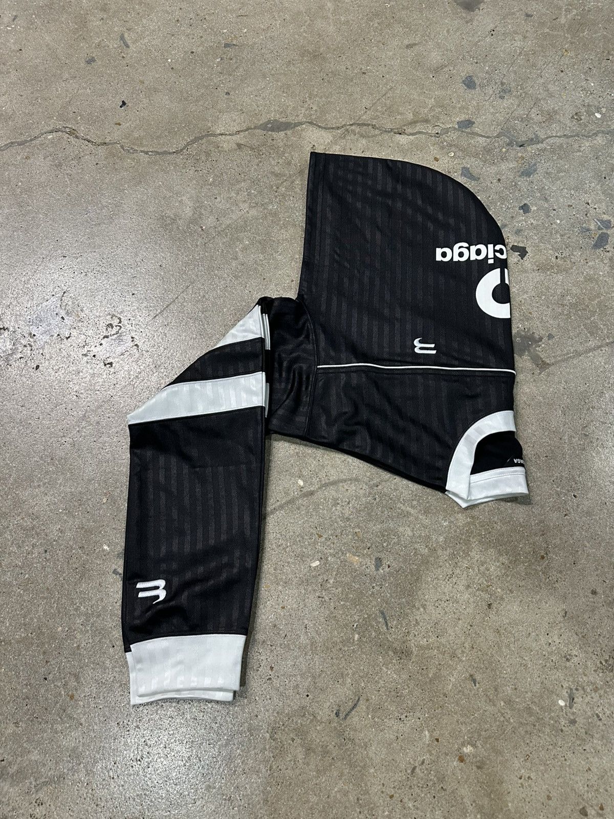 【BALENCIAGA】SS22 Soccer Hood Scarf Hats Balenciaga Drops $650 USD SS22 Soccer Hood Scarf | Hypebeast