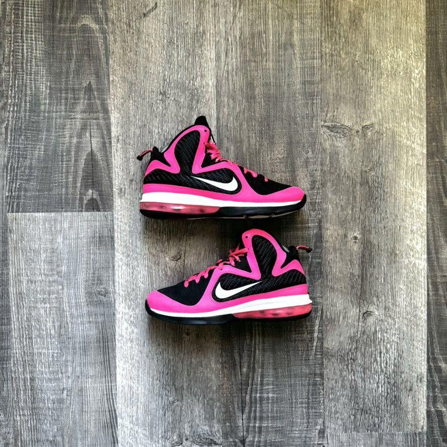 Nike NIKE • LeBron 9 GS "Black/Laser Pink" (7M) Size US 7 / EU 40 - 1 Thumbnail