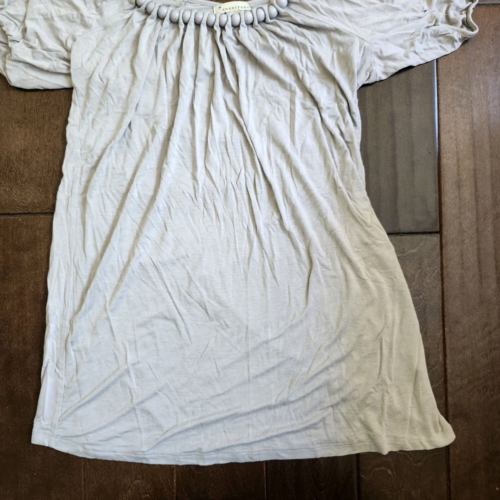 Forever 21 FOREVER 21 Blouse Gray Short Sleeve L Beaded Women's Regular Size Blouse Pregnancy? (No) Size L / US 10 / IT 46 - 3 Thumbnail