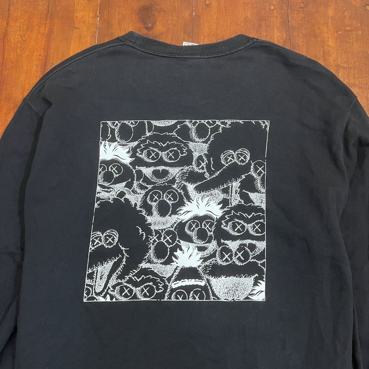 Kaws × Uniqlo Kaws Sweatshirt nice back graphic Size US XL / EU 56 / 4 - 4 Thumbnail