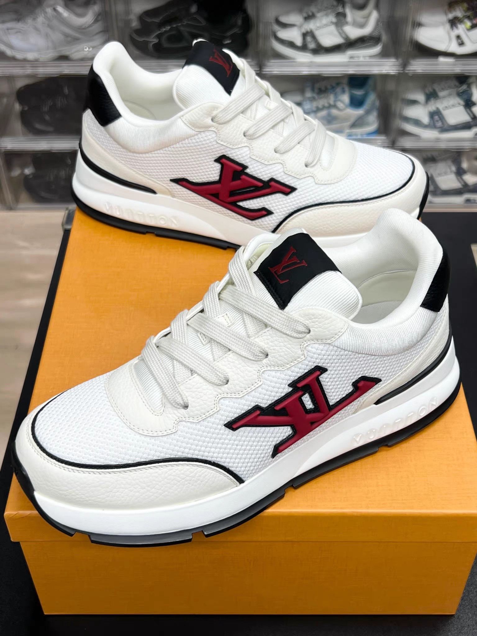 Louis Vuitton LV Classic Sneakers K15 Size US 10 / EU 43 - 1 Thumbnail