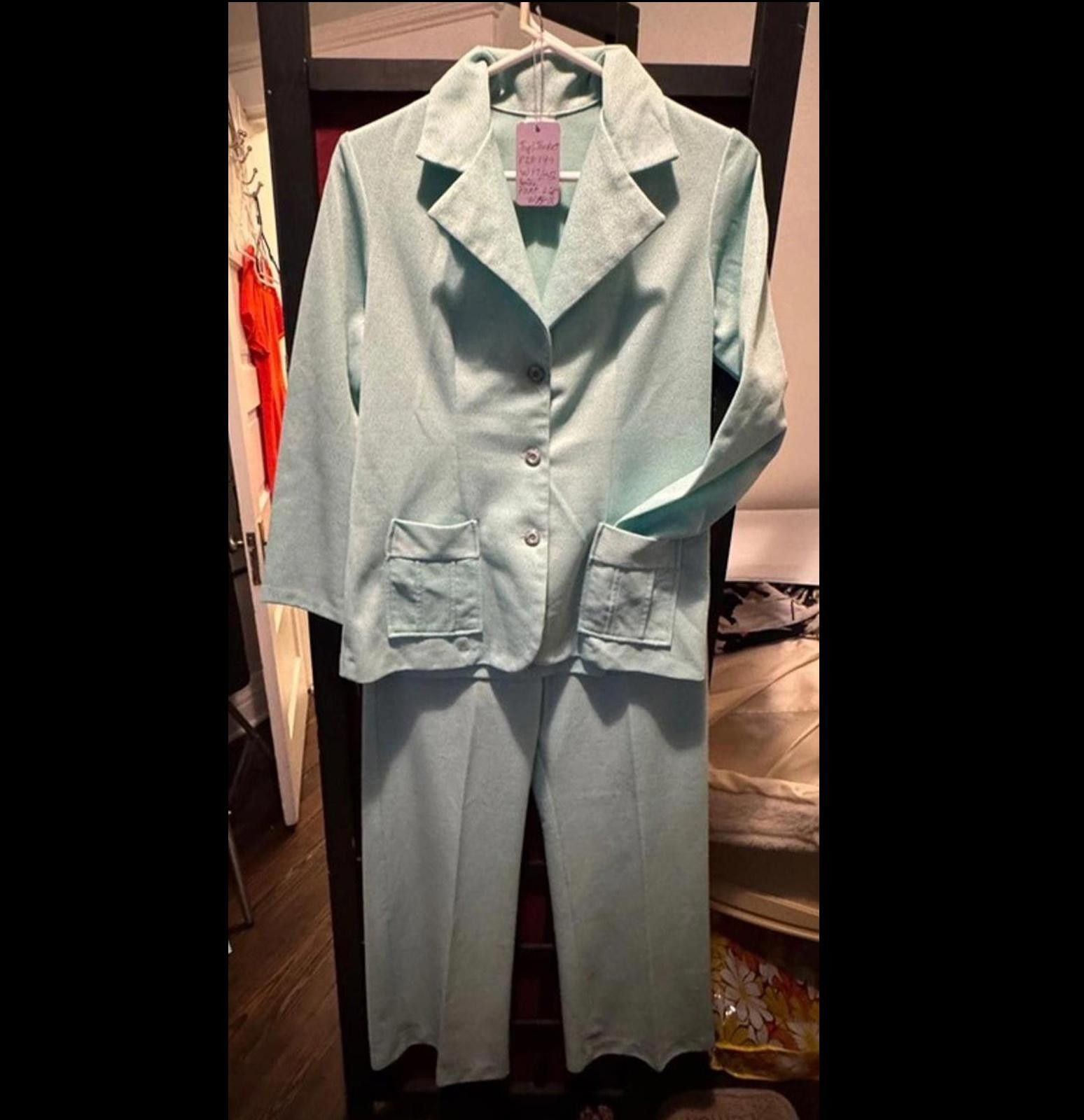 Designer Vintage 1970s Mint Green Polyester Two-Piece Suit set Size 36" / US 14 / IT 50 - 1 Thumbnail