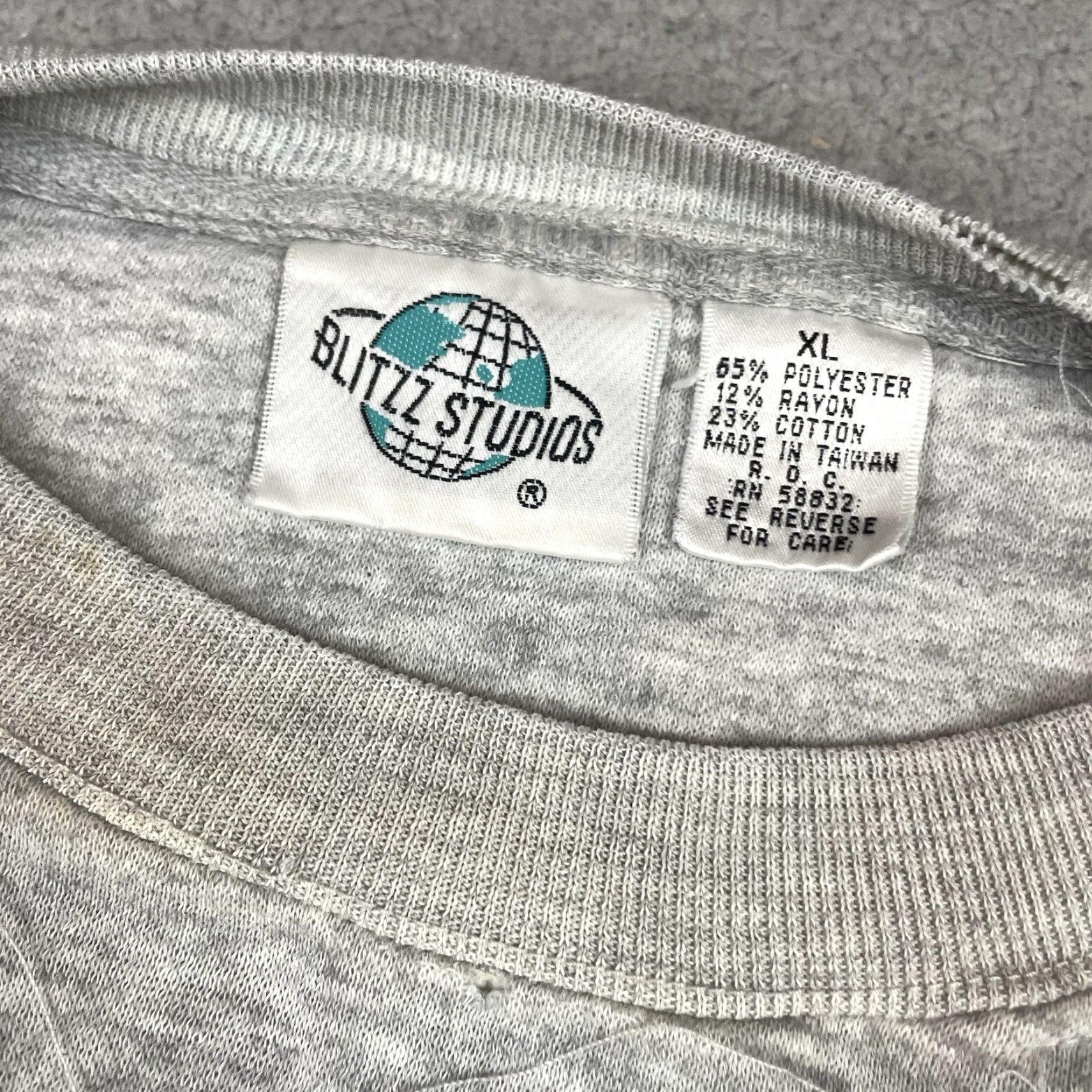Vintage VINTAGE Flintstones Sweatshirt Adult XL Gray Embroidered Crew Neck Men 90s Pullover Distressed Blitzz Studios Size US XL / EU 56 / 4 - 4 Thumbnail