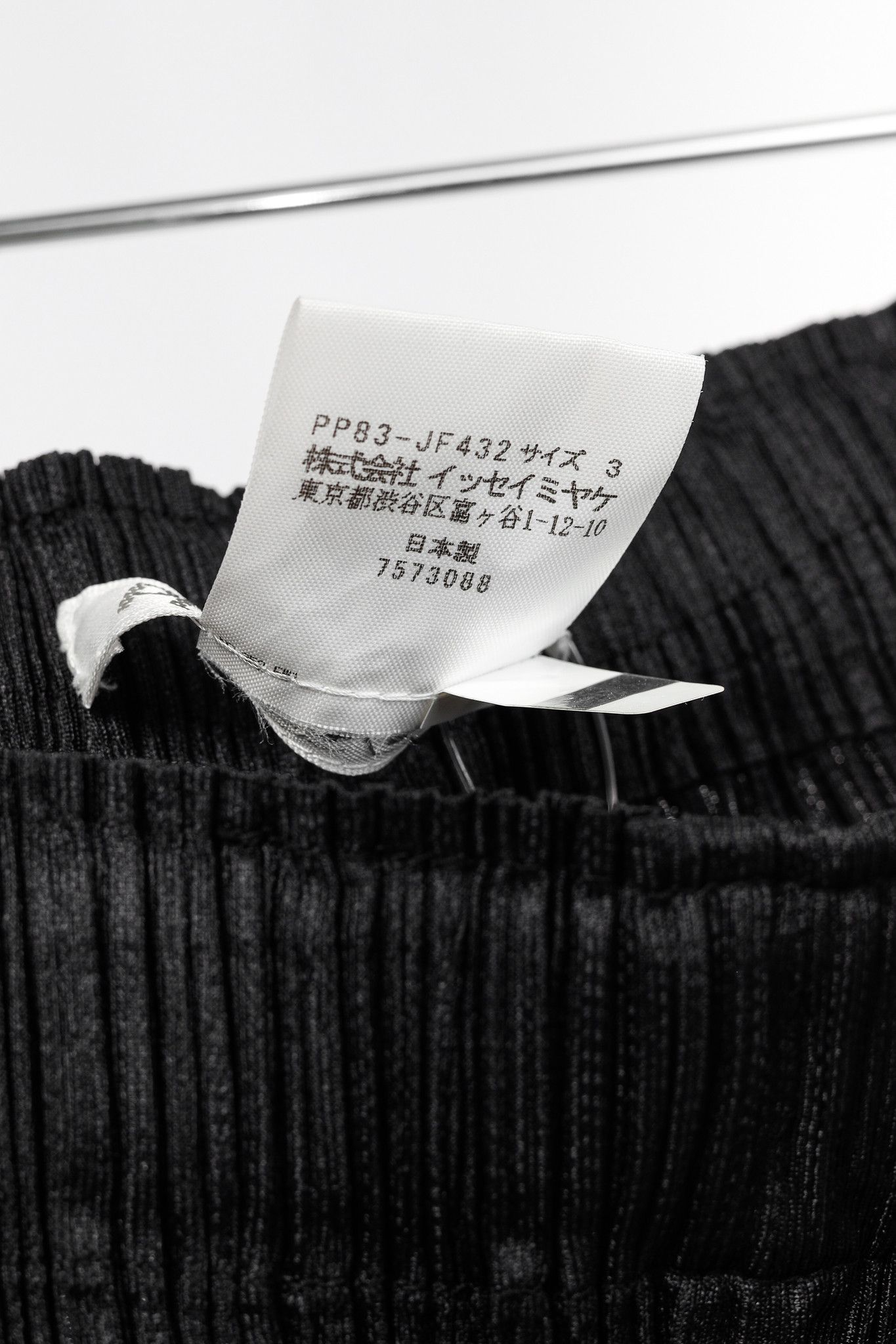 Pleats Please Issey Miyake Pleats Please Issey Miyake Black Straight-Leg Cropped Pants Size 24" / US 00 / IT 34 - 7 Thumbnail