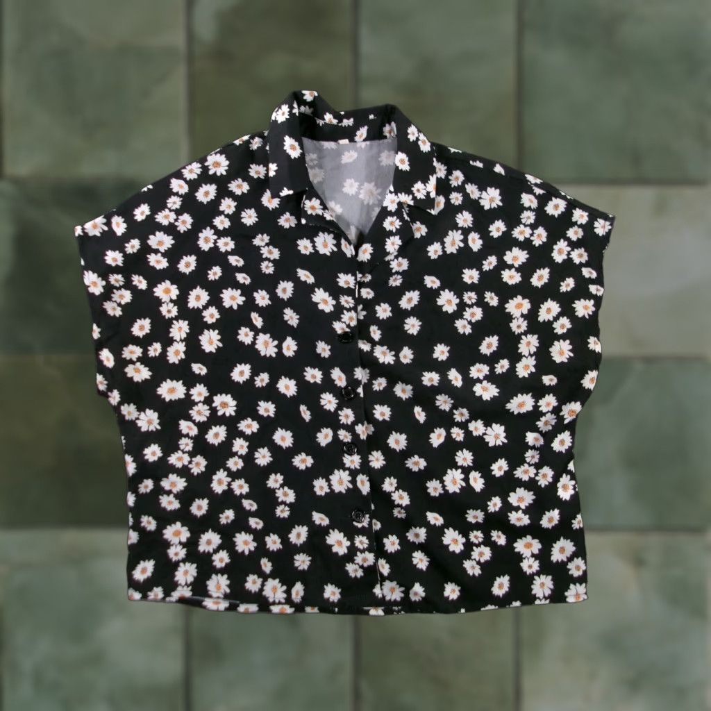 Shein Shein Blouse Women M Black Daisy Floral Button Up Collared Short Sleeve Flowy Cute Daisy Print Lightweight 97% Cotton 3% Spandex Size M / US 6-8 / IT 42-44 - 1 Thumbnail
