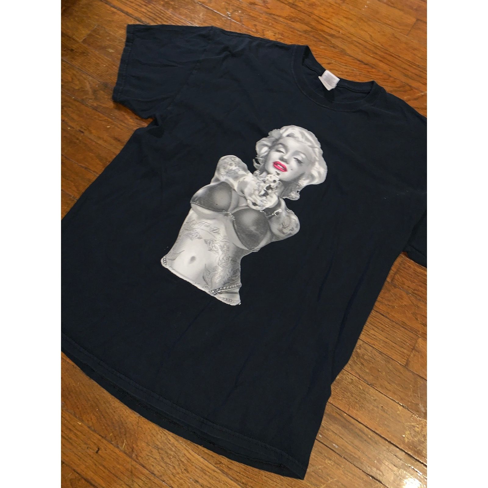 Gildan Marilyn Monroe Tattoo Gangster Graphic T Shirt Black XL Size US XL / EU 56 / 4 - 2 Thumbnail