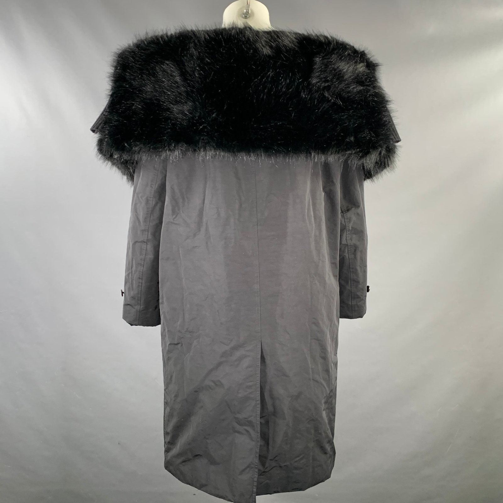 Burberry BURBERRY FW22 Black Textured Polyamide Off-Shoulder Coat Size US XXS / EU 40 - 4 Thumbnail