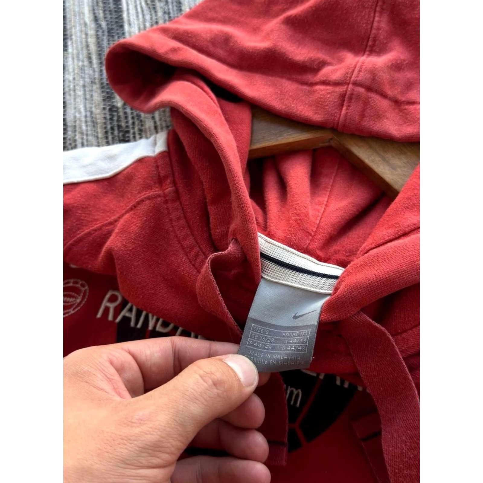 Nike VINTAGE Nike Hell Gate 2006 DOWNING STADIUM Hoodie Red S Mens Hoodie Red Nike Hell Gate 2006 Vintage Downing Stadium Hoodie Mens S Size US S / EU 44-46 / 1 - 5 Thumbnail