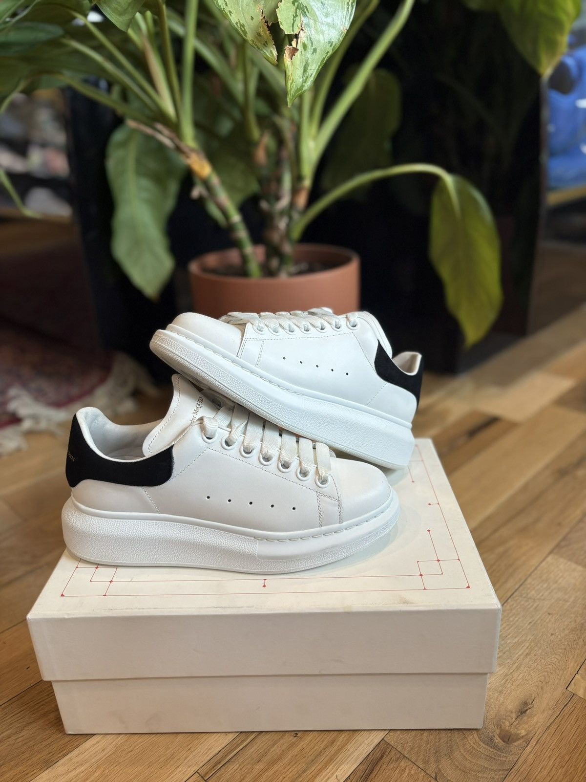Alexander McQueen Alexander McQueen Sneakers White/Black Clean OG Size 37 Size US 7 / IT 37 - 1 Thumbnail