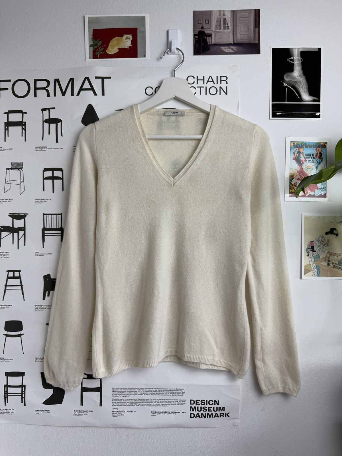 Designer × Prada Prada cashmere V-neck sweater 40 fit S old money designer Size S / US 4 / IT 40 - 1 Thumbnail