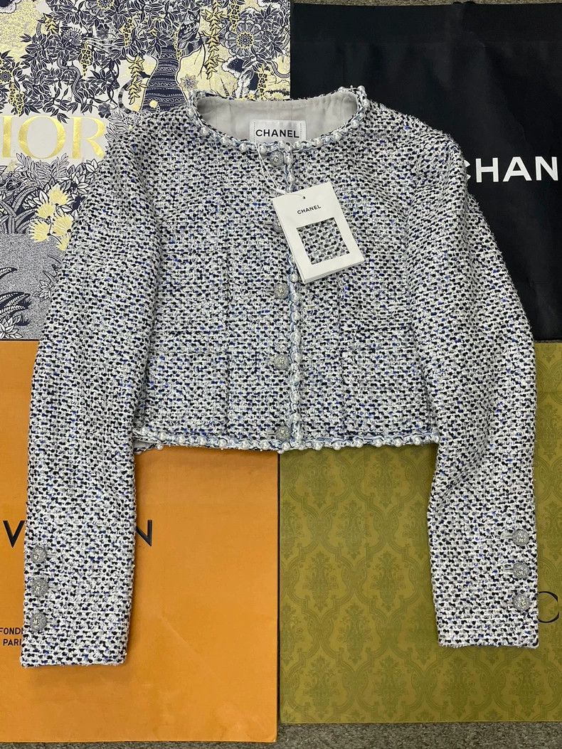 Chanel Chanel 25P white and blue pearl inlaid sequin woven jacket Size XS / US 0-2 / IT 36-38 - 1 Thumbnail