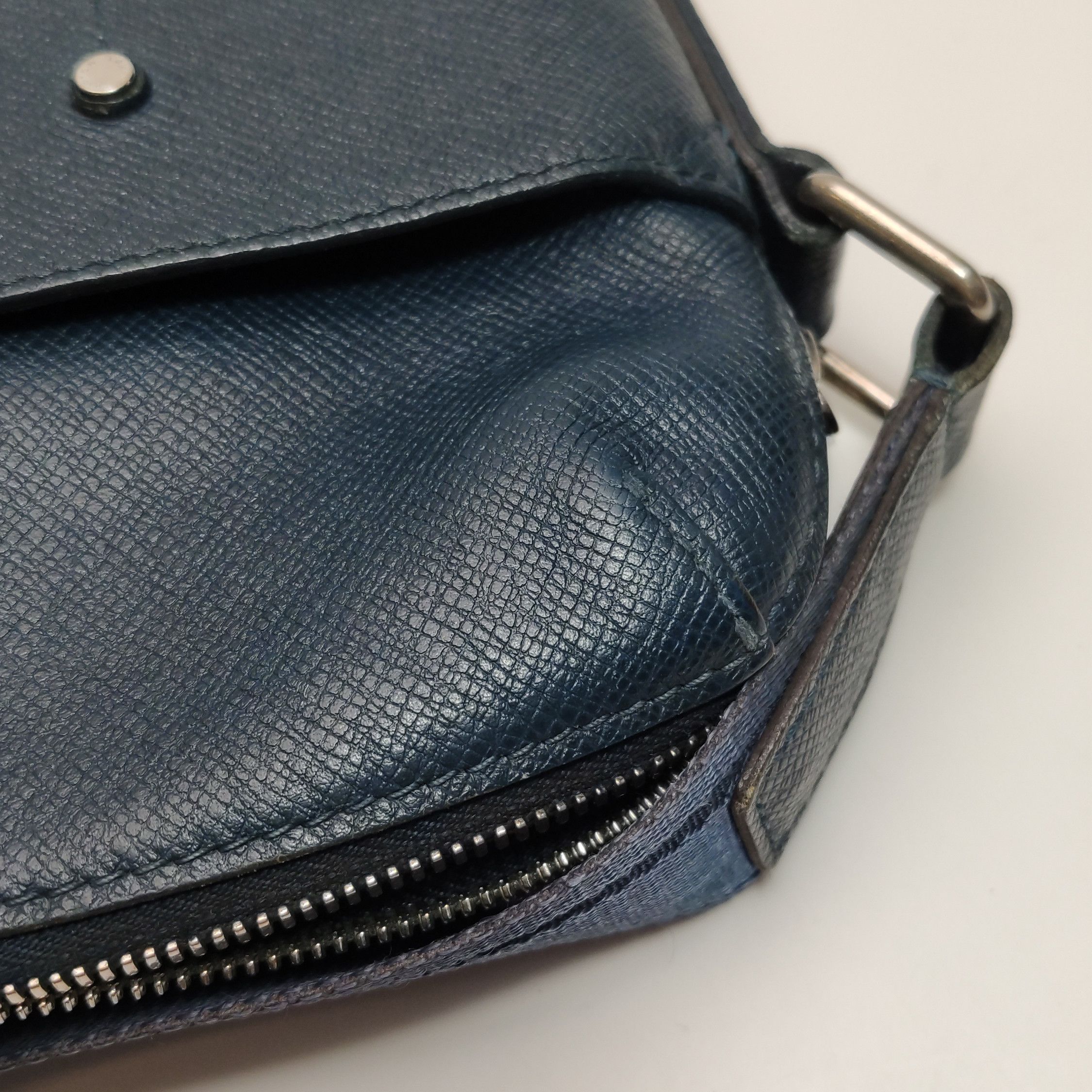 Louis Vuitton Louis Vuitton (LV) Medium Cowhide Solid Zipper Crossbody Sh Size ONE SIZE - 4 Thumbnail