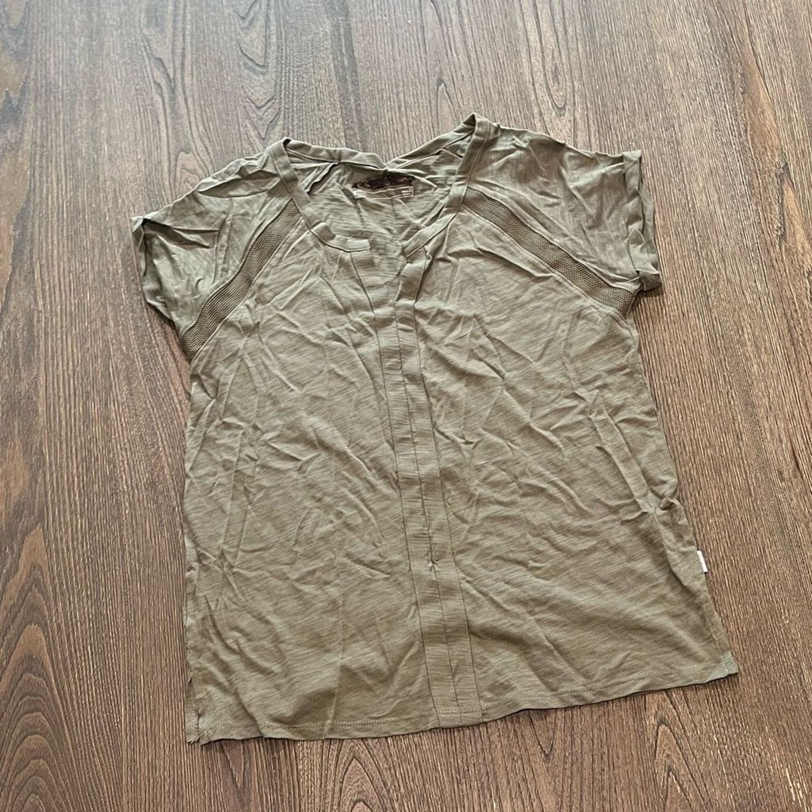 Eddie Bauer NWOT Eddie Bauer Olive Green Short Sleeve T-Neck Top Size S Size S / US 4 / IT 40 - 1 Thumbnail