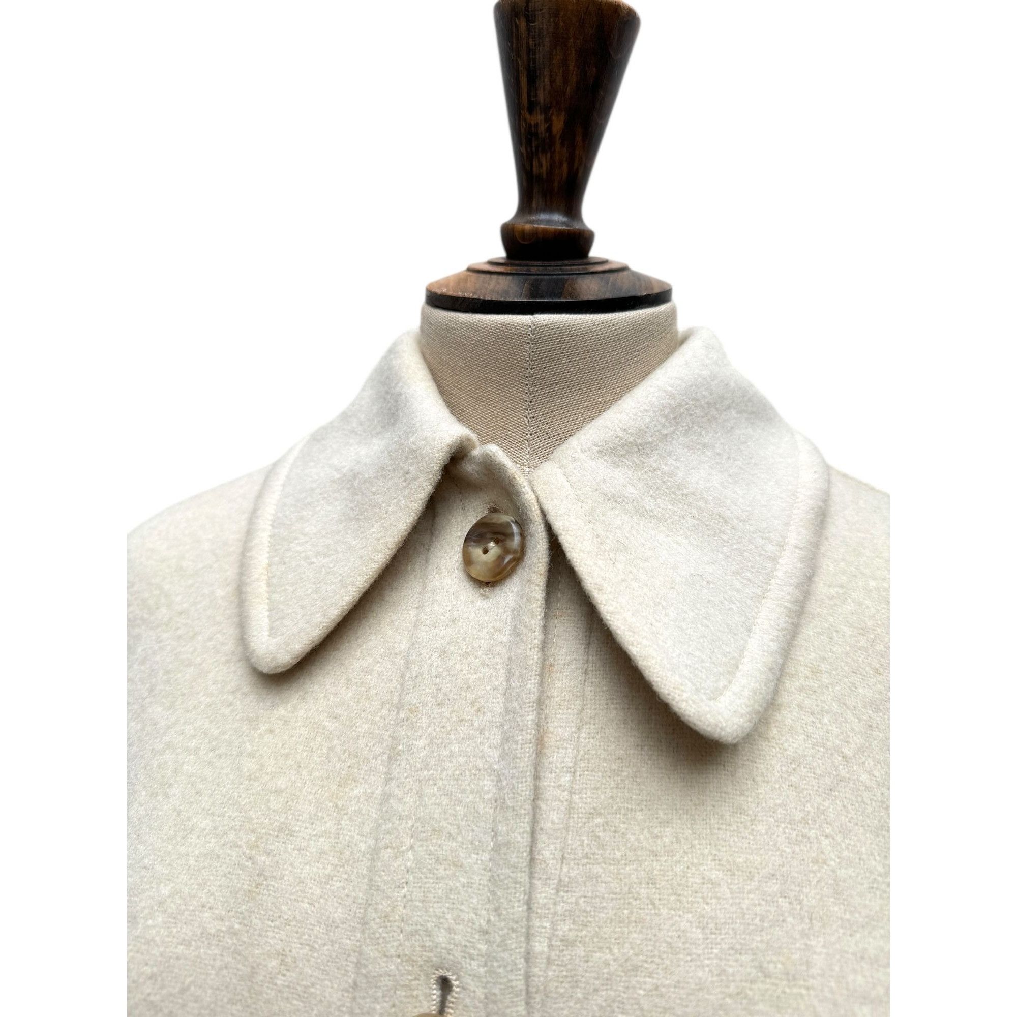 Yves Saint Laurent 1970s Ecru Wool Cape Size M / US 6-8 / IT 42-44 - 4 Thumbnail