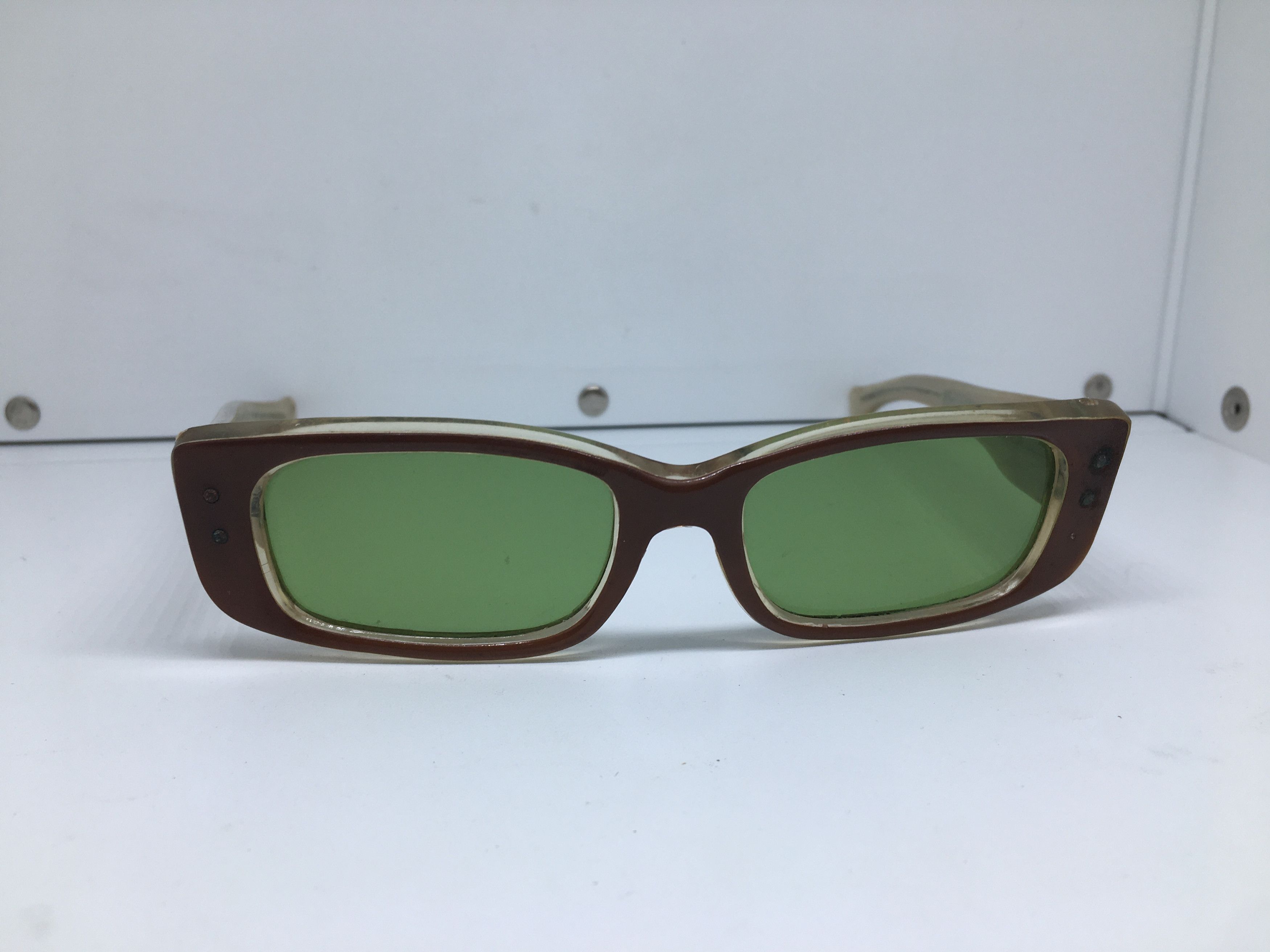 Vintage Bausch & Lomb Ray-Ban Sunglasses Cats 4000 Red w/ Green Lenses and Strap 2000s RAY BAN BAUSCH & LOMB CATS sunglasses squared red  main image 4