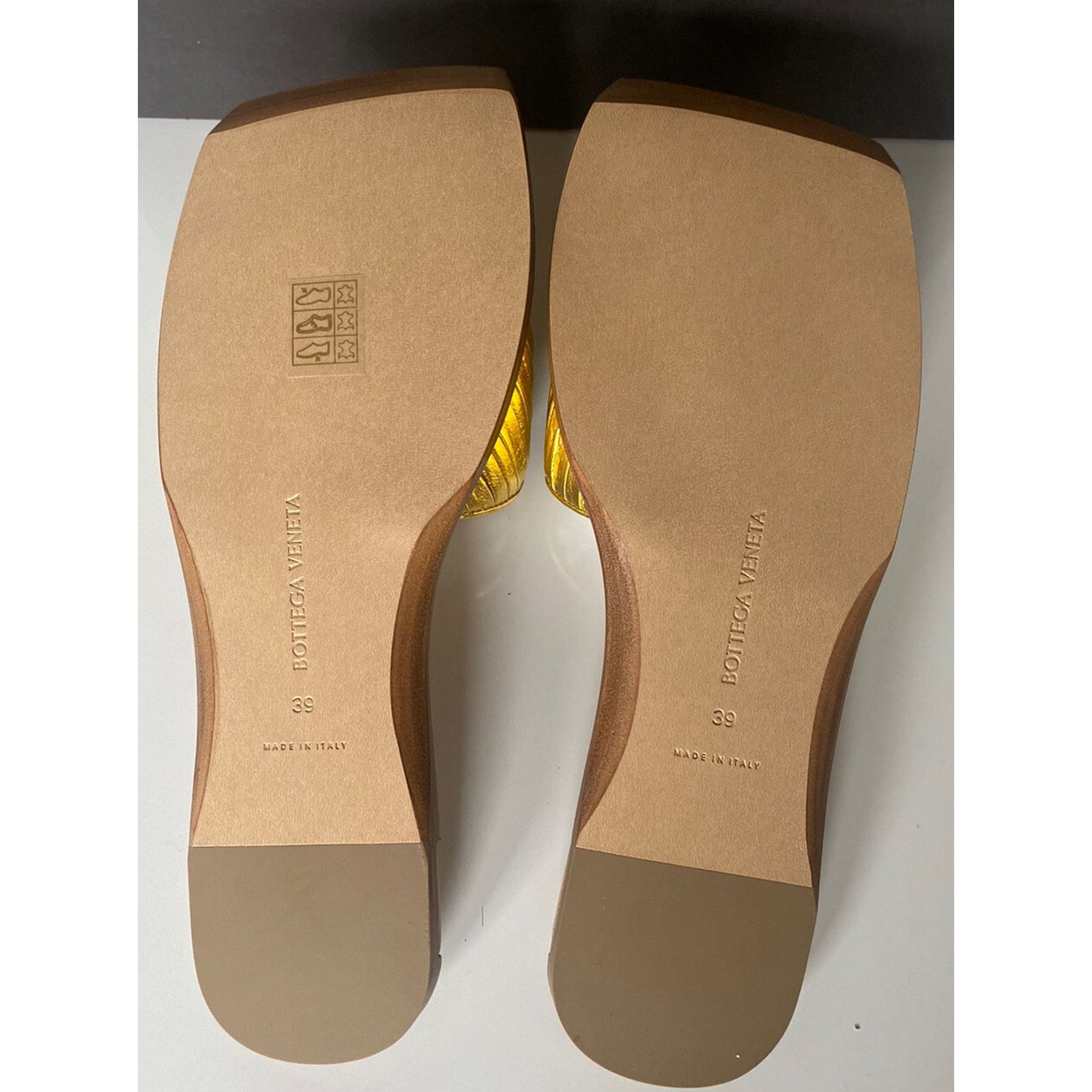Bottega Veneta Bottega Veneta Women's Gold Sandals 9 US (39 Eu) 578409 Size US 9 / IT 39 - 11 Thumbnail