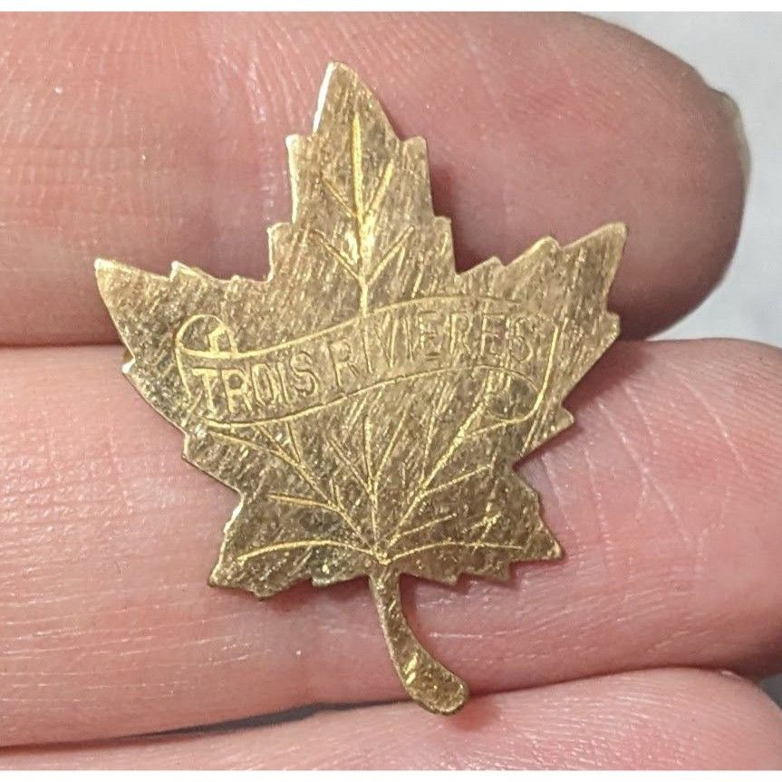 Other Vintage Canadian Trois Revieres Maple Leaf Gold Tone Engrave Size ONE SIZE - 5 Thumbnail