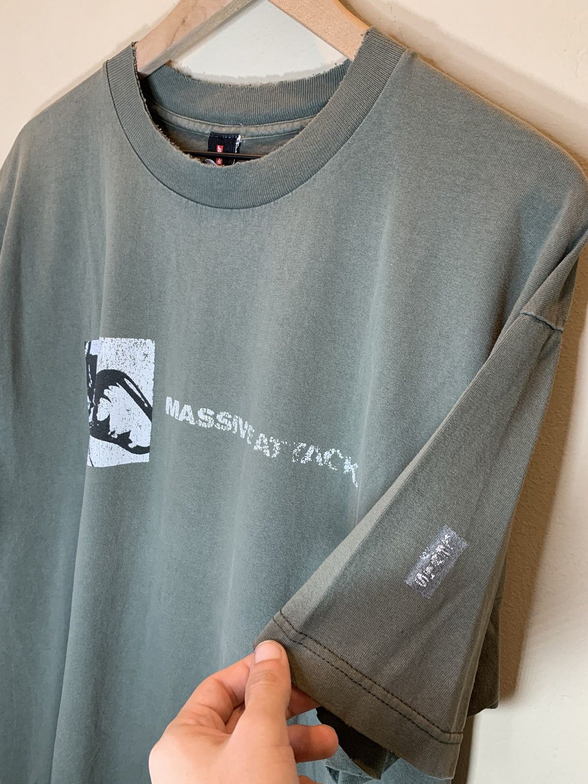 Band Tees *RARE* Vintage 90’s Massive Attack Mezzanine Album Art Shirt Size US L / EU 52-54 / 3 - 3 Thumbnail