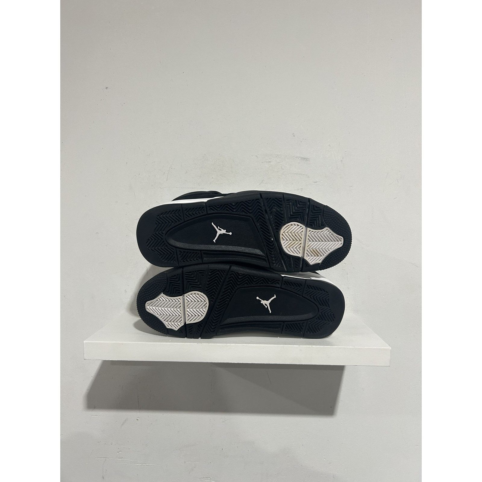 Nike JORDN 4 RETRO WHITE THUNDER SIZE 8.5 PREOWNED Size US 8.5 / EU 41-42 - 4 Thumbnail