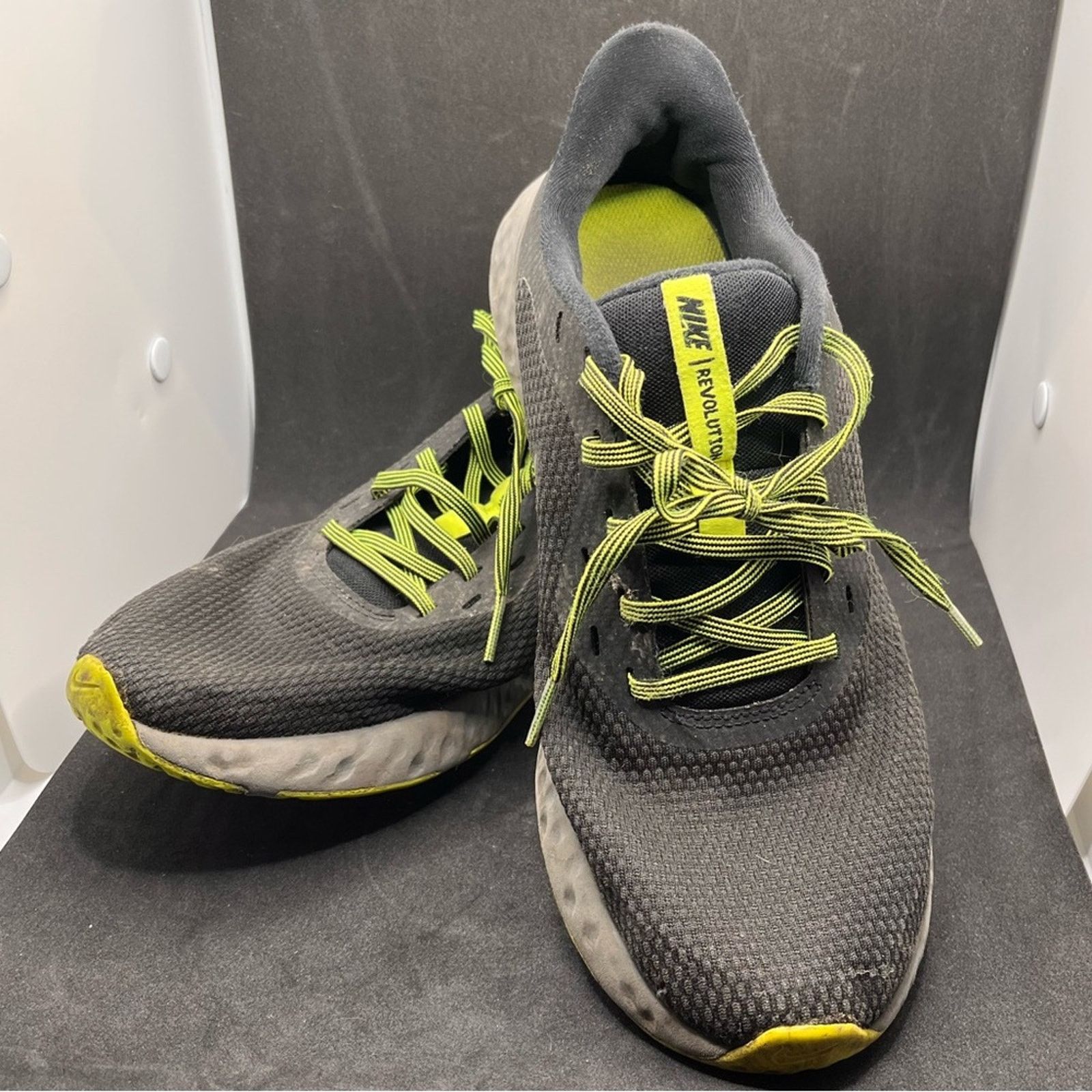 Nike Men’s Nike Revolution 5 black volt running shoes size 8 Size US 8 / EU 41 - 1 Thumbnail