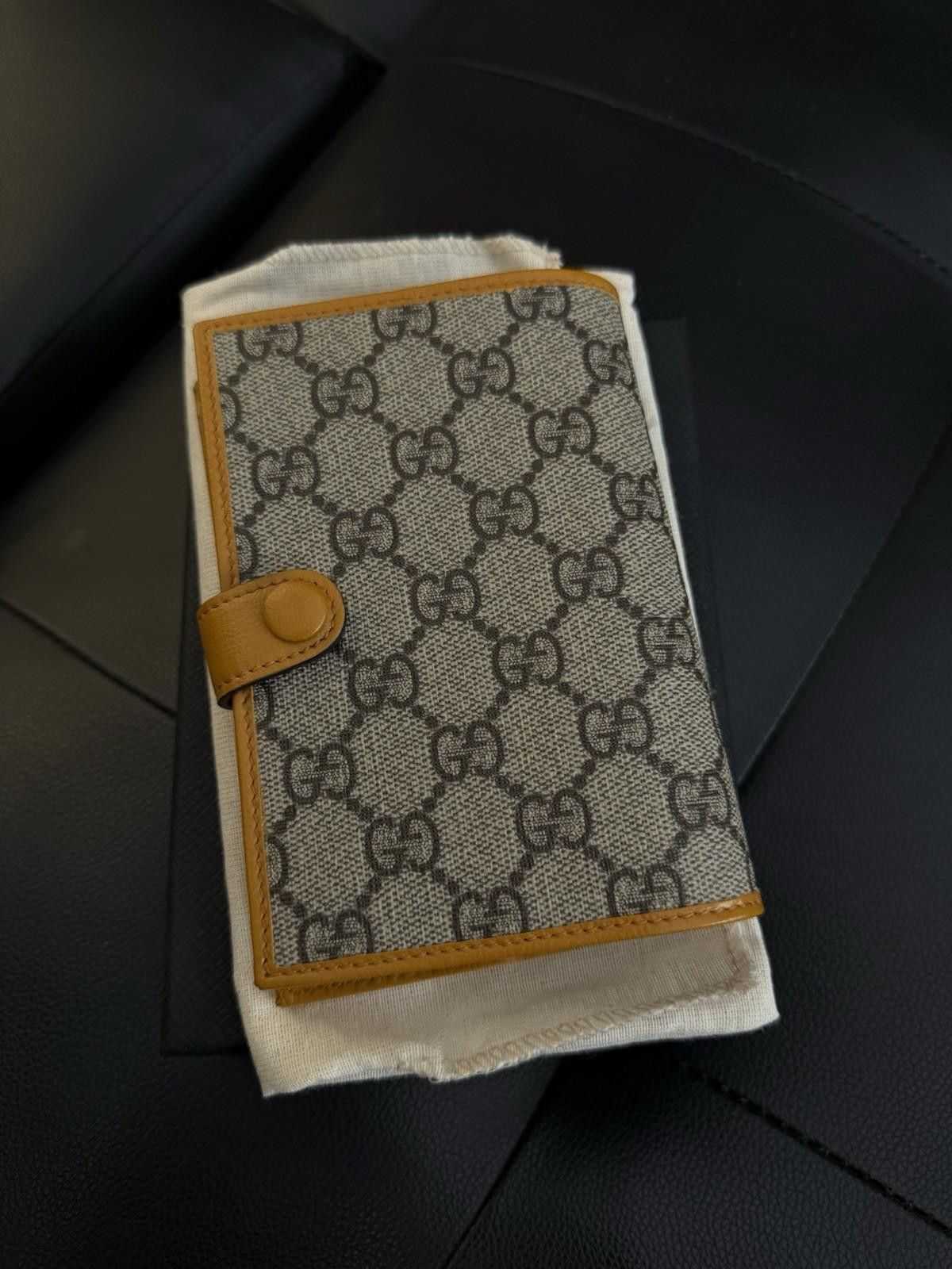 Gucci Authentic GUCCI GG Supreme Orchre Leather Passport Holder Size ONE SIZE - 4 Thumbnail
