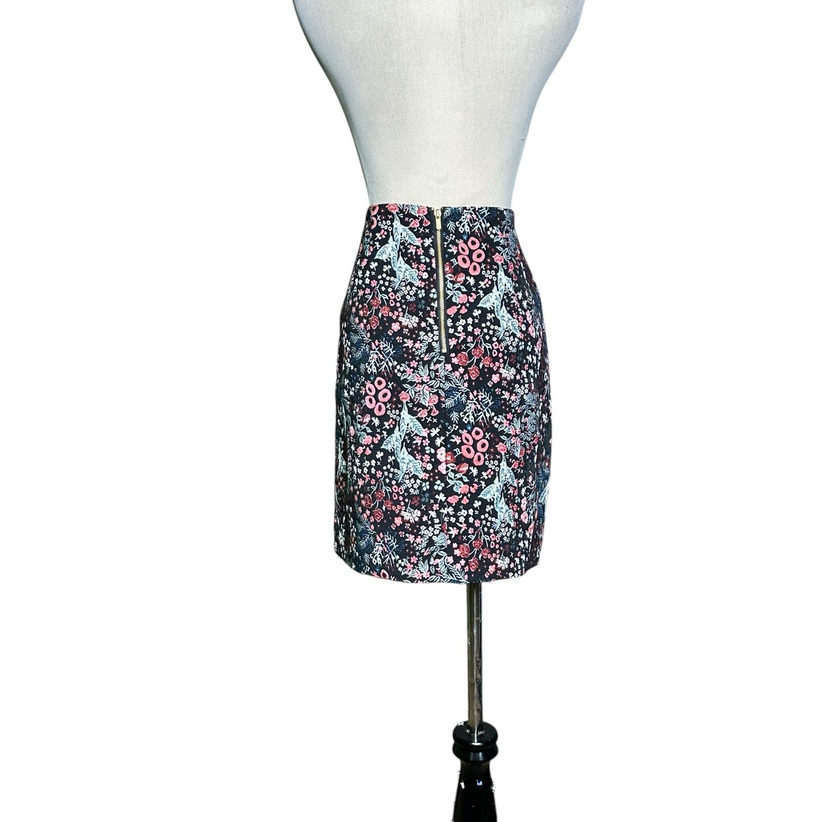 H&M H&M black red floral jacquard mini skirt size 6 Size 28" / US 6 / IT 42 - 10 Thumbnail