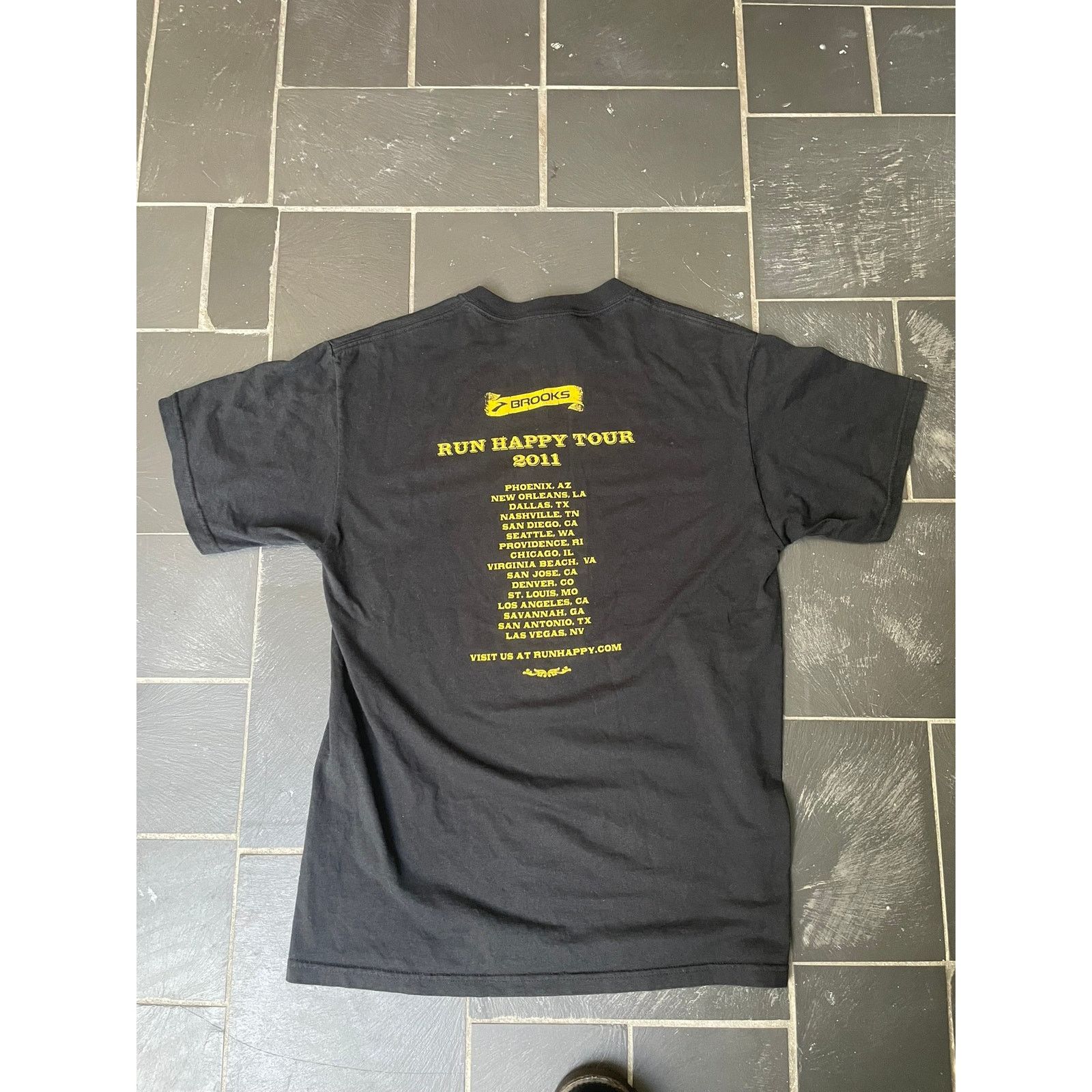 Brooks Brooks Run Happy Tour Vintage 2011 Mens Size Medium Size US M / EU 48-50 / 2 - 4 Thumbnail