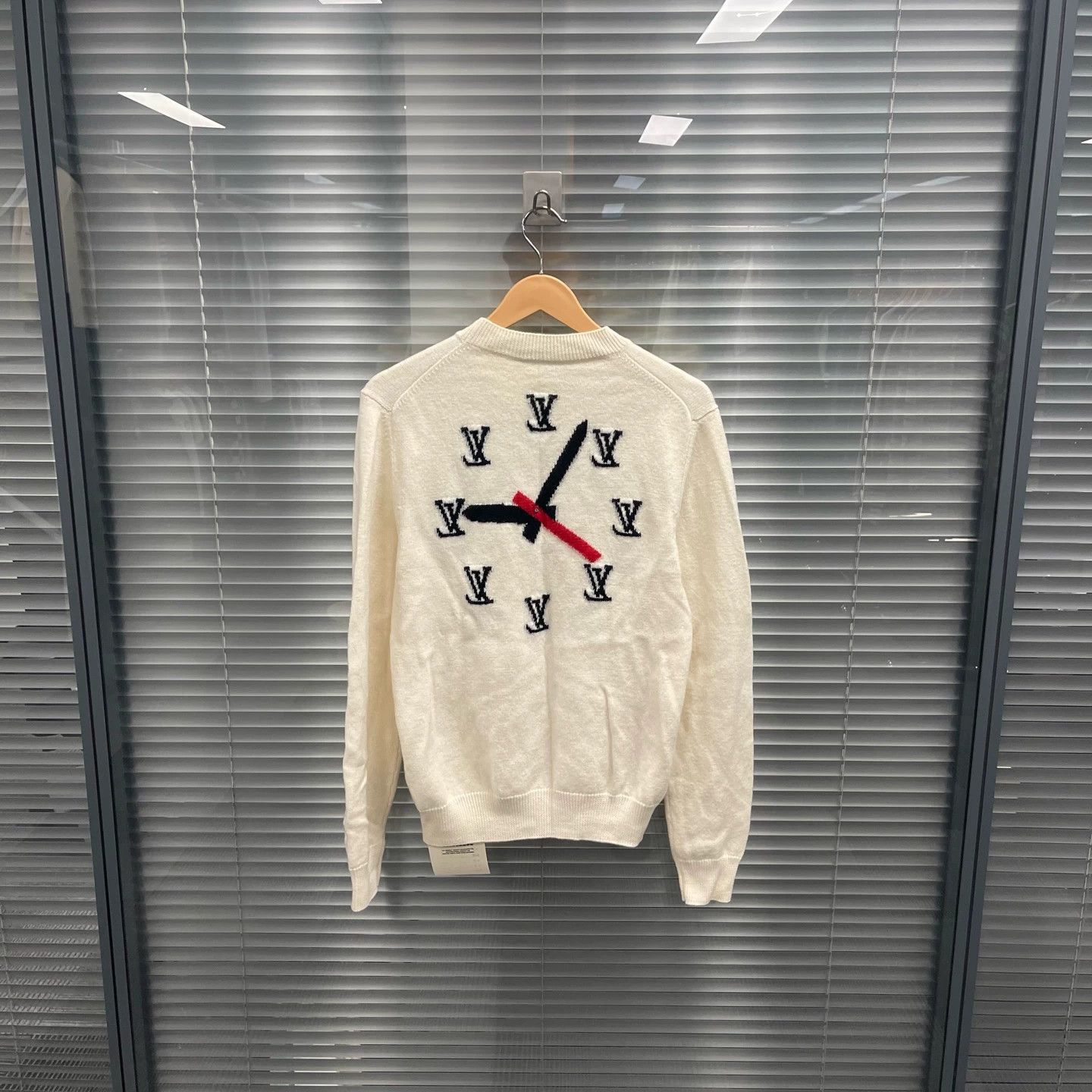 Louis Vuitton LOUIS VUITTON white Clock wool sweater S 99 new Size US S / EU 44-46 / 1 - 2 Thumbnail