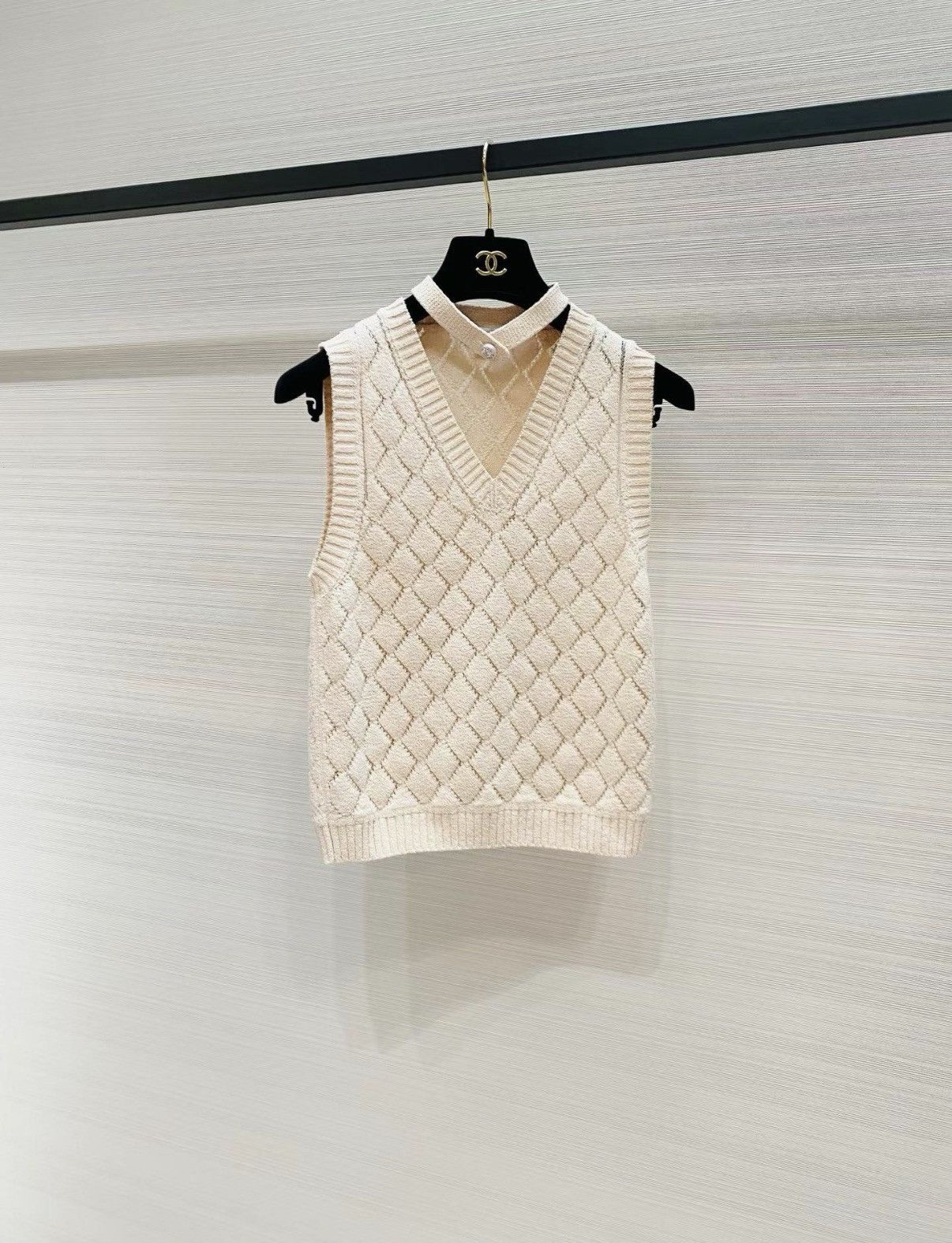 Chanel Chanel Classic Off-white Quilted Knit Vest J33 Size XS / US 0-2 / IT 36-38 - 1 Thumbnail