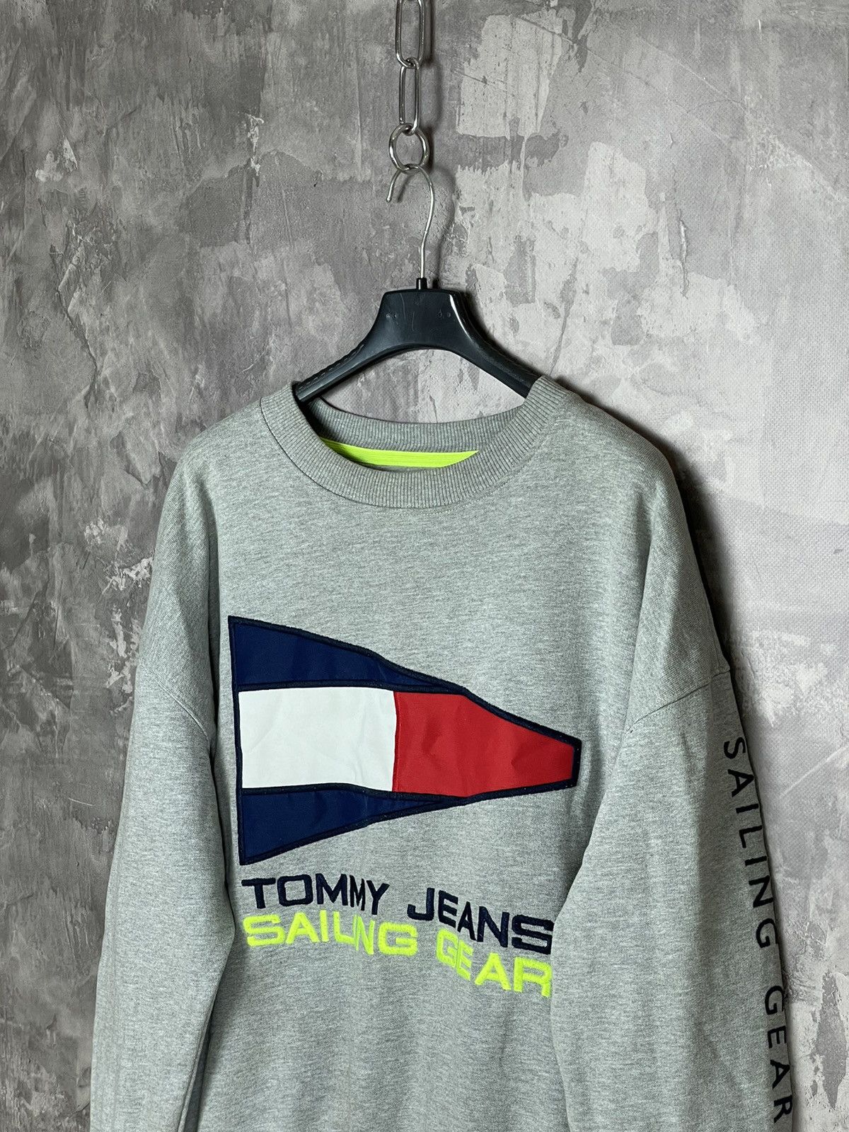 Tommy Hilfiger × Vintage Tommy Jeans vintage sweatshirt spellout logo Y2K Rare Size L Size US L / EU 52-54 / 3 - 8 Thumbnail