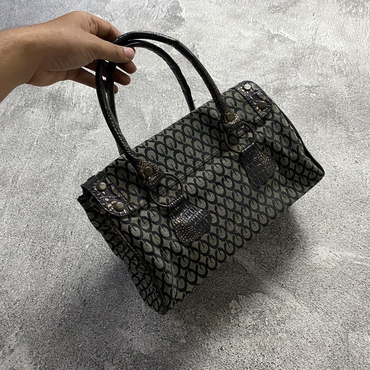 Japanese Brand 2000s Monogram Textured Faux Croc Front Pocket Handbag Size ONE SIZE - 4 Thumbnail