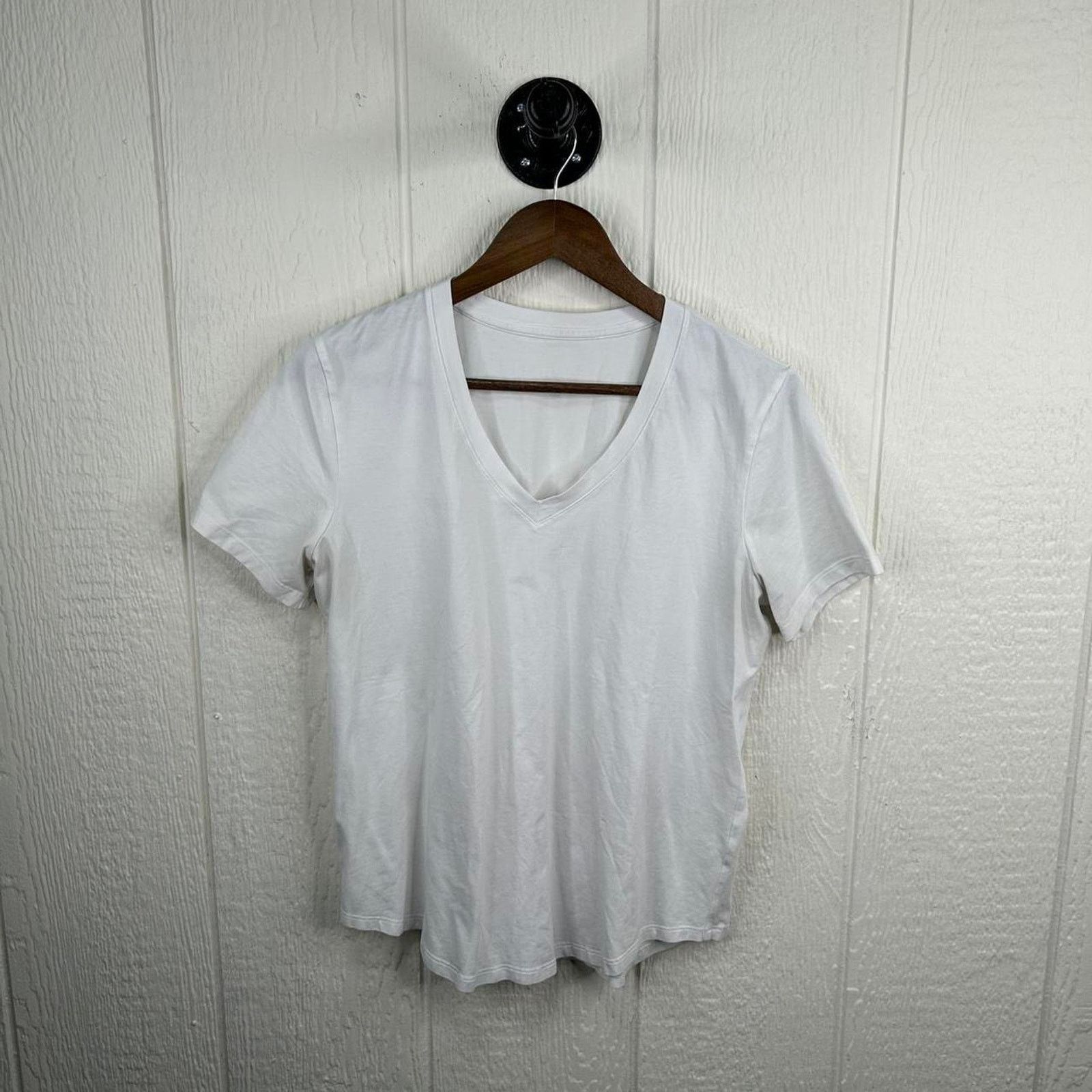 Lululemon Modern White Lululemon V-neck Workout Athletic Tee Size 10 Size L / US 10 / IT 46 - 1 Thumbnail