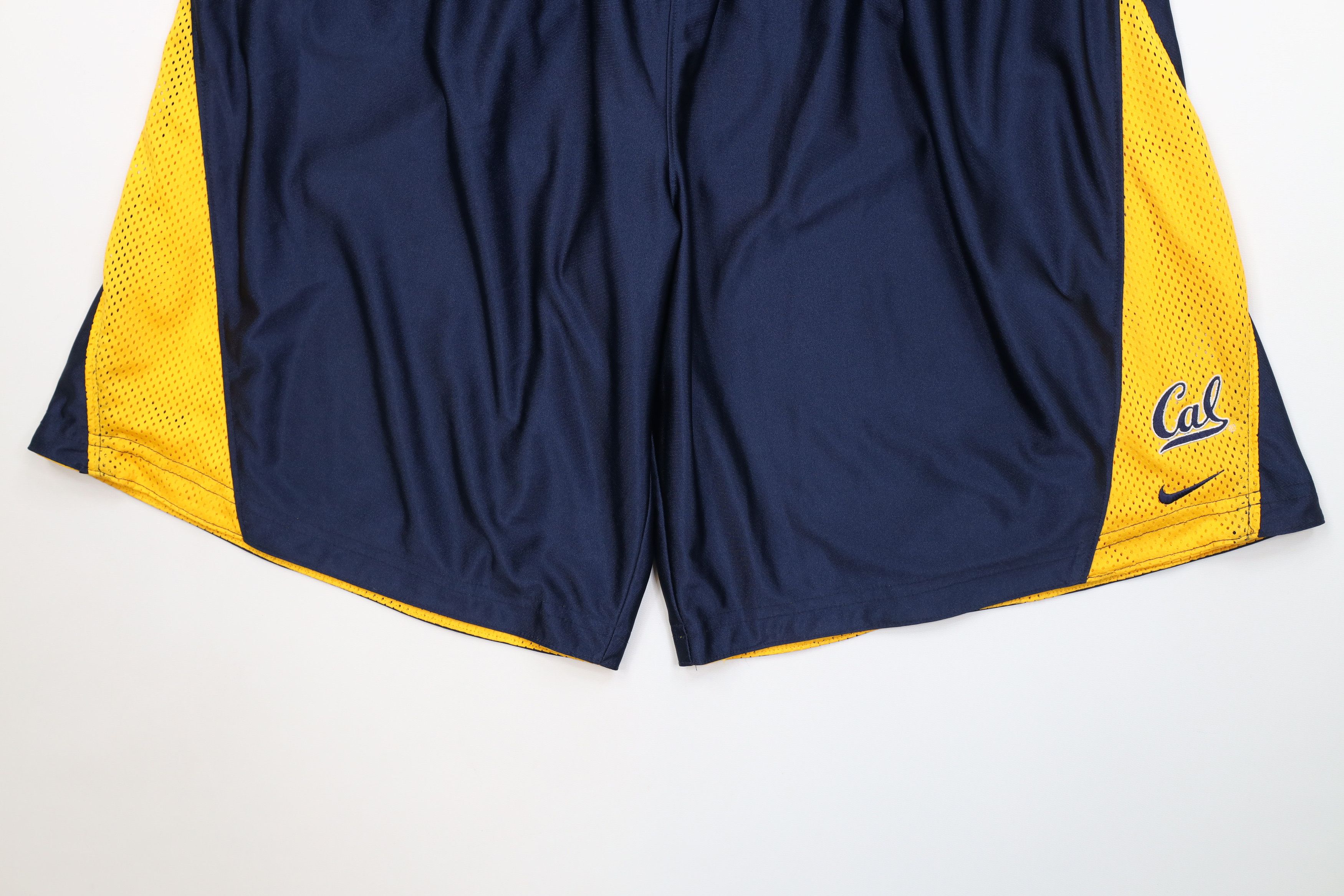 Nike Vintage Nike Reversible University of California Shorts Size US 38 / EU 54 - 4 Thumbnail