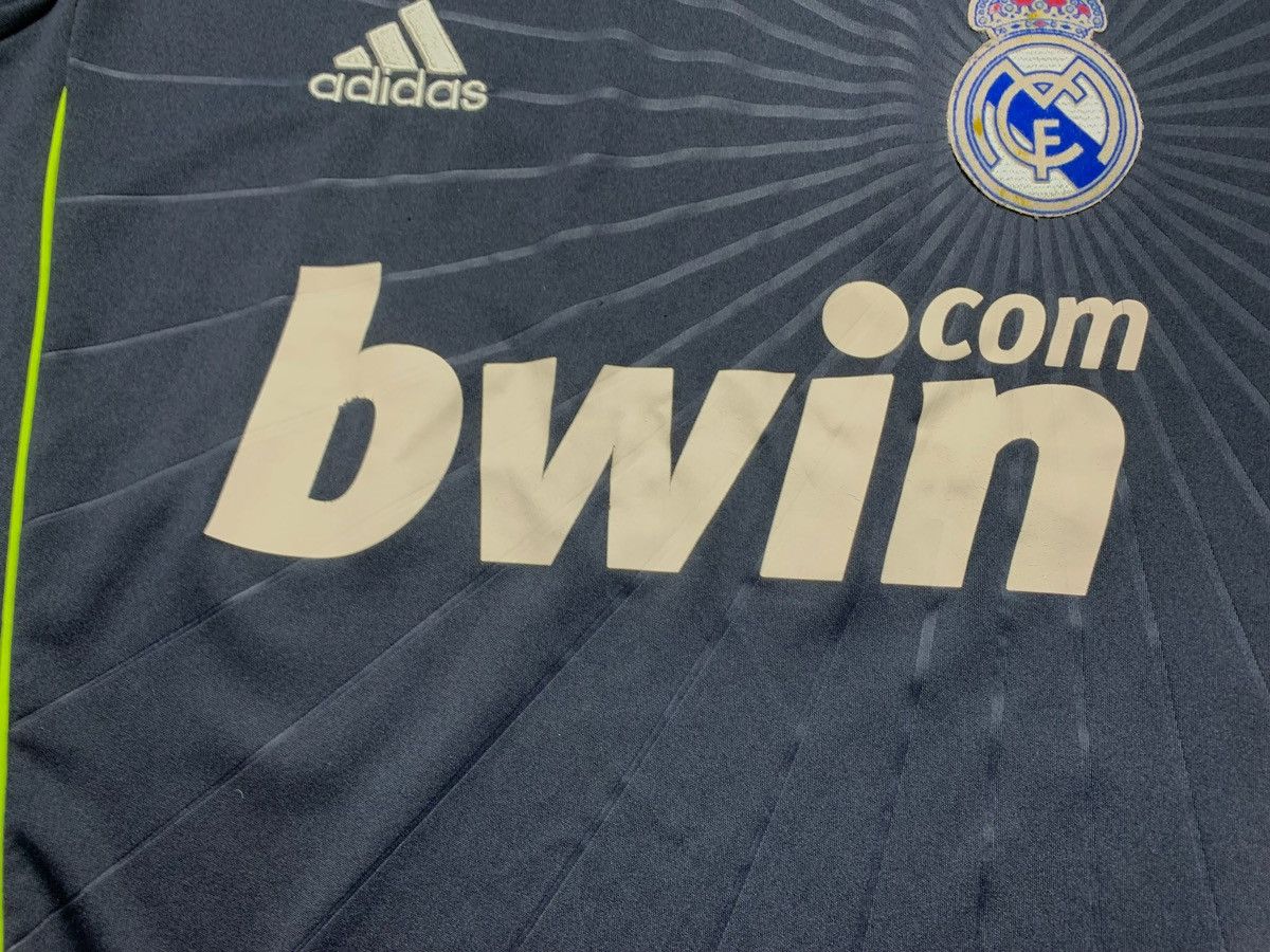 Adidas × Vintage Vintage adidas Real Madrid soccer jersey size Xs/S Size US XS / EU 42 / 0 - 3 Thumbnail
