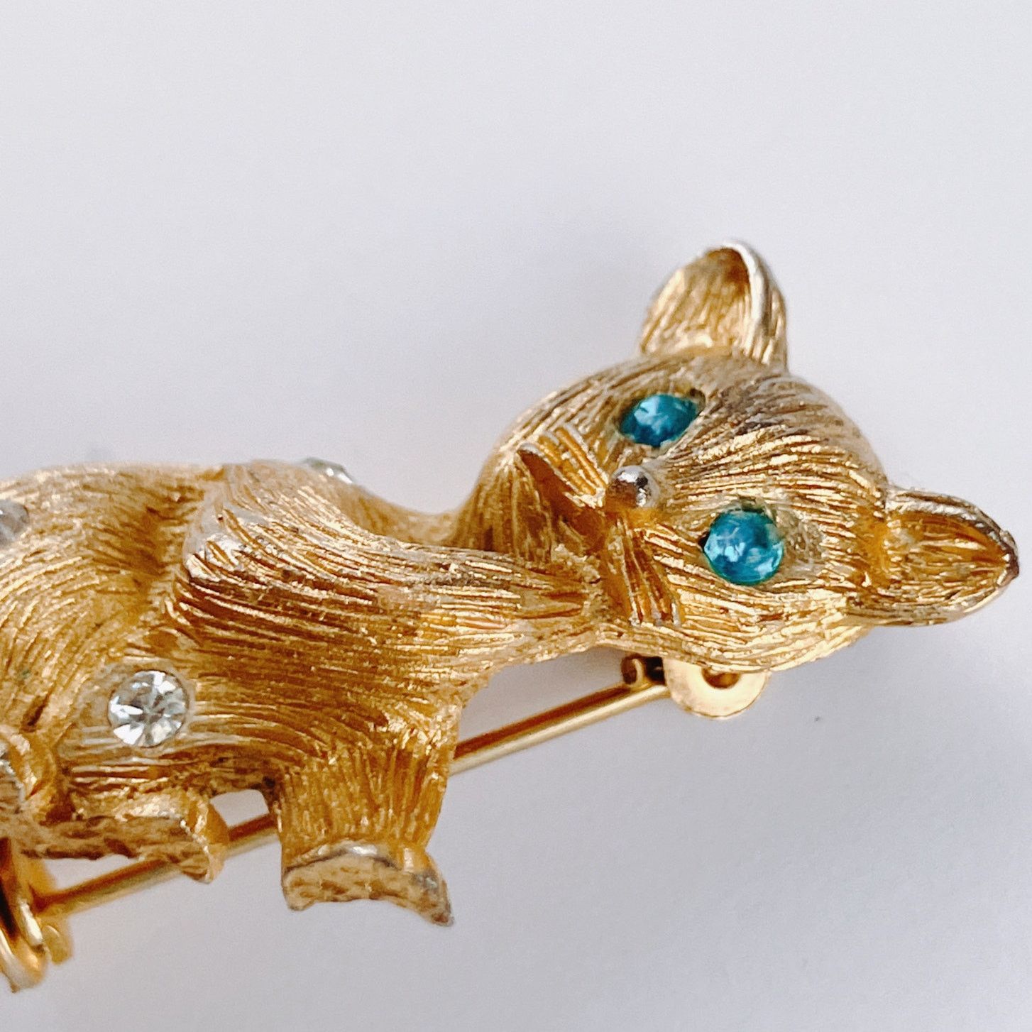 Vintage VTG Mid Century Gold Tone Cat Brooch Aqua Rhinestone Size ONE SIZE - 5 Thumbnail